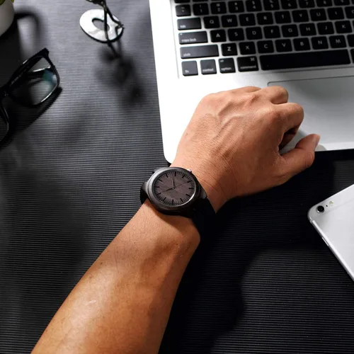 Vista 4 de Reloj de madera Fodiyaer con grabado para hombre, regalo ideal para tu novio, tu marido, para un aniversario, Navidad, cumpleaños, día del Padre