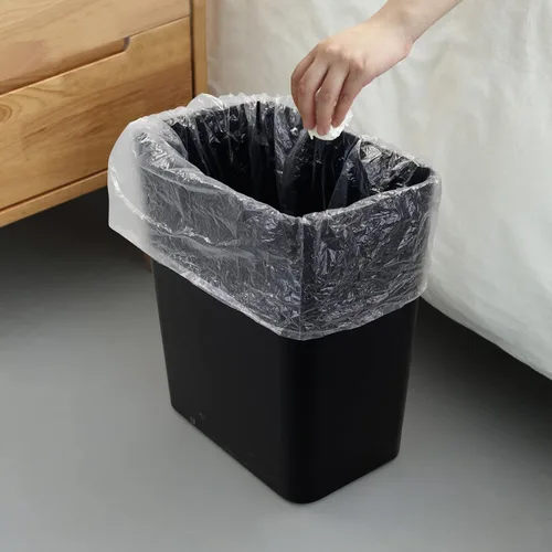 Vista 4 de Paquete de 3 cubos de basura negros de 4.5 galones, contenedor de basura Construcción de plástico resistente, forma rectangular que ahorra