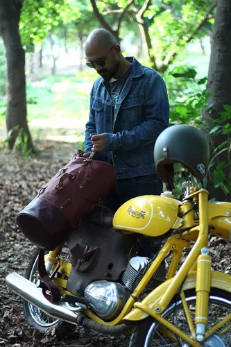 Vista 30 de Bolsa de lona para motocicleta de cuero genuino de grano completo resistente de inspiración militar Alforja Bolsa de fin de semana Con correas