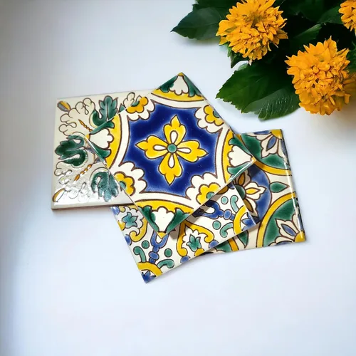 Vista 2 de Juego de posavasos de azulejos de cerámica pintados a mano personalizados de 4 x 4 pulgadas, disponible en juegos de 4, 6, 8, 12 y 16, ideal