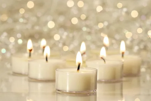 Vista 6 de Ner Mitzvah Velas de té – Paquete de 50 velas a granel – Velas blancas sin perfume en taza transparente – Larga combustión – 4.5 horas