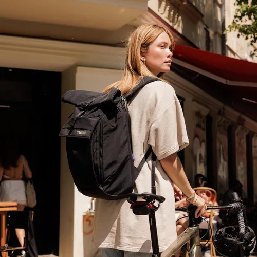 Vista 4 de Thule Paramount - Mochila de 24 litros con funda acolchada para laptop, se adapta a portátiles de 16 pulgadas y tabletas de 12 pulgadas, diseño