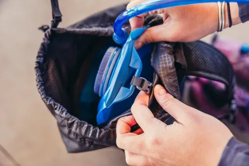 Vista 4 de Gregory Nano 20 Mochila unisex de excursión/viaje/viajero activo, Moab Tan, 14L US