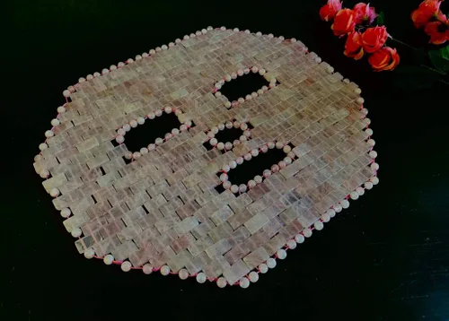 Vista 7 de Máscara facial de cuarzo rosa y rodillo para la cara para promover la relajación y el alivio del estrés. Regalos de cuarzo rosa para mamá Regalos