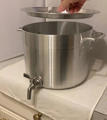 Vista 2 de Olla de aluminio de 10 cuartos de galón con boquilla de espita + tapa de tapa: Hervidor resistente de 2.5 galones con grifo de válvula de drenaje