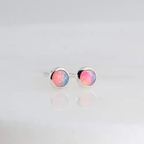 Vista 115 de Aretes pequeños de plata de ley para cartílago, tragus, hélix, múltiples piercings hipoalergénicos, piedra natal para mujer, juego de bisel