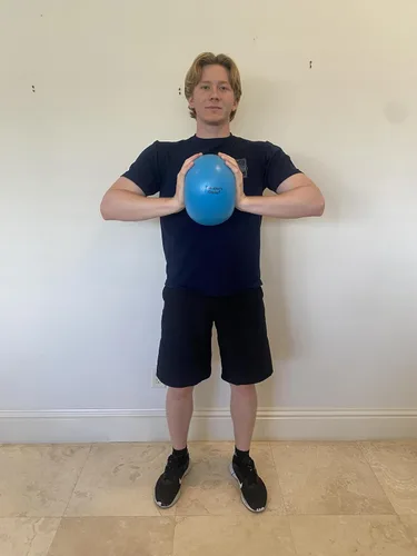 Vista 3 de Therapist's Choice Mini pelota de ejercicio de 9.1 in (9" de diámetro)