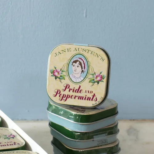 Vista 4 de The Unemployed Philosophers Guild Jane Austen Pride and Peppermints Mentas para el Aliento, 1 Lata, Peso Neto 0.4 oz (12g)