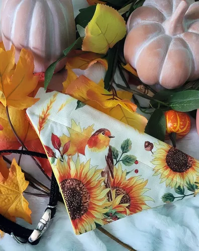 Vista 2 de Bandana para perro con hojas de otoño que se desliza en el tamaño de su collar existente (XS)