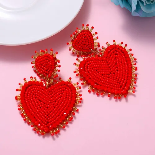 Vista 4 de Aretes de corazón para mujer, hipoalergénicos, con cuentas, bohemios, hechos a mano, con cuentas de corazón rojo, colgantes, para el día de San