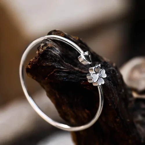 Vista 3 de Pulsera para mujer con forma de trébol de cuatro hojas en forma de corazón, delicada y encantadora pulsera para niña