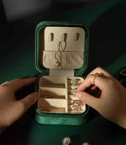 Vista 5 de TAIMY Joyero de viaje de terciopelo de felpa, pequeño estuche de joyería de viaje, mini cajas organizadoras de viaje portátiles para anillos