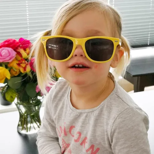 Vista 3 de SUNOVELTIES Paquete de 12 lentes de sol retro neón para niños, lentes clásicos de corazón a granel, regalos de fiesta para niños y niñas, disfraz al