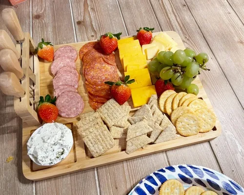 Vista 7 de Tabla de queso de bambú, bandeja de queso con 4 cubiertos de acero inoxidable, tabla de charcutería y plato de carne para servir, plato de queso