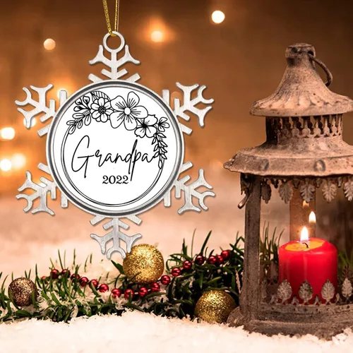 Vista 3 de Adorno colgante de Navidad promocionado para abuelo, adornos de Navidad de copo de nieve de metal, decoración de árbol a hogar para la primera
