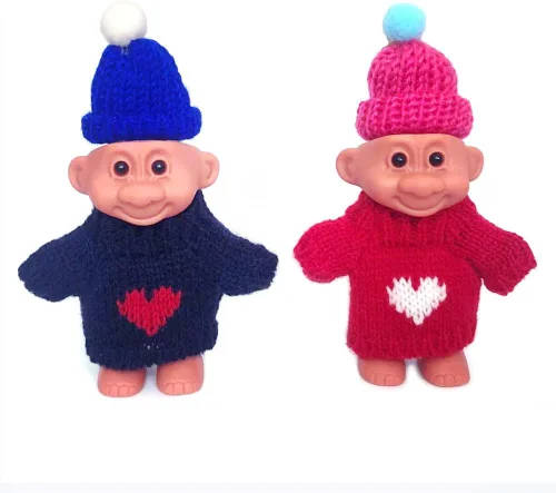 Vista 2 de Paquete de 2 fundas porta encendedor de muñecas Troll lindas de silicona, bolsa protectora divertida para mini muñecas con suéter y sombrero