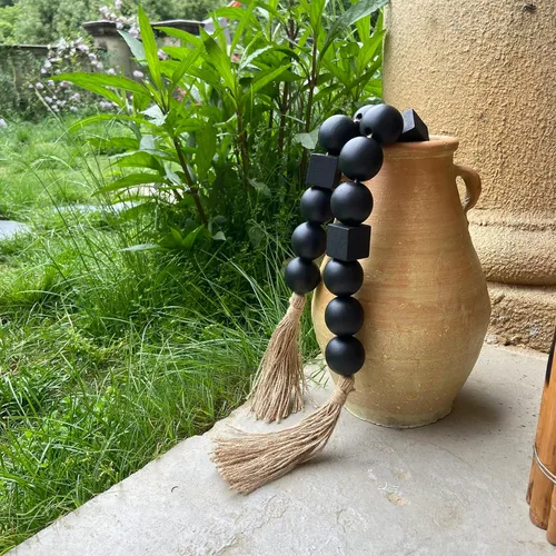 Vista 201 de OMISHE Guirnalda de cuentas de madera extra grande con cuentas de madera y borlas de 1.6 pulgadas de diámetro, cuentas decorativas rústicas de 41