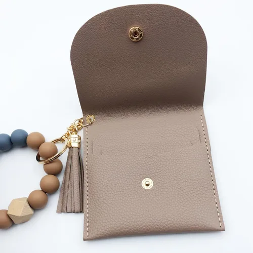 Vista 3 de Llavero de pulsera con tarjetero y bolsillo con borla para mujer