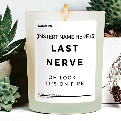 Vista 9 de Vela personalizada Last Nerve... Oh mira, está en llamas Añade cualquier nombre Regalo para mujeres y hombres Vela de lujo Mezcla de soja
