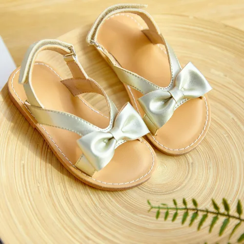 Vista 2 de Felix & Flora Sandalias para niña pequeña - Zapatos de vestir para niña de flores, puntera abierta, zapatos planos de verano para niños pequeños
