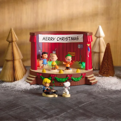 Vista 2 de Hallmark Keepsake Adorno de Navidad de Mesa 2025, La Pandilla de Snoopy Feliz Navidad, ¡Charlie Brown! con Luz y Sonido, Regalos para Fans de Snoopy