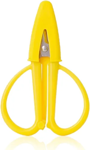 Vista 4 de Juego de mini tijeras de viaje, tamaño de viaje, pequeñas tijeras con tapa, tijeras portátiles para coser manualidades e hilo rosa