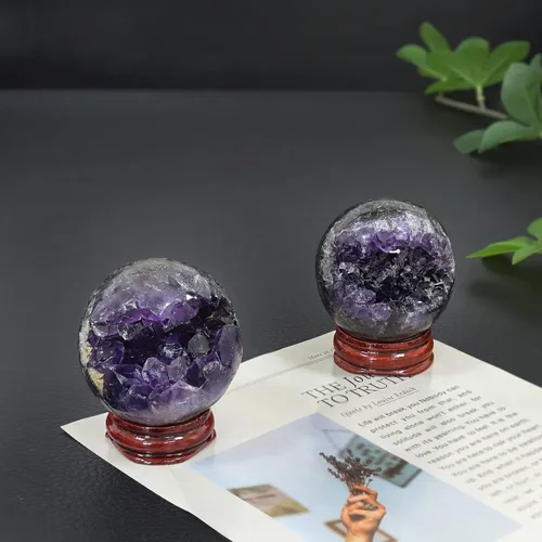 Vista 4 de Nupuyai Esfera decorativa de cristal de amatista con soporte de madera, escultura de piedra esfera, bola de cuarzo para decoración de oficina