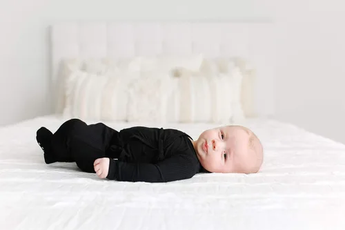 Vista 2 de Posh Peanut Conjunto de pijama para bebé, de manga larga, kimono de viscosa suave de bambú de 0 a 3 meses