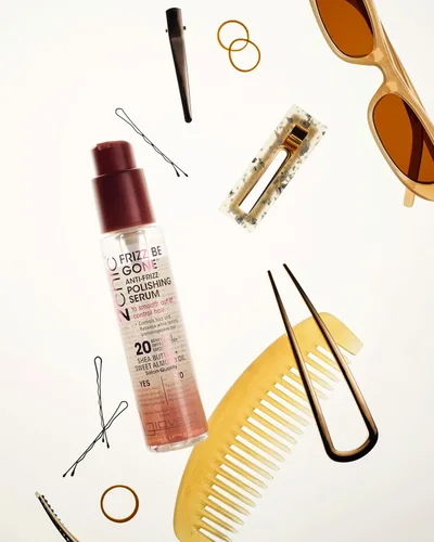 Vista 3 de GIOVANNI 2chic Frizz Be Gone - Trío de productos – Champú, acondicionador y suero, fórmula suavizante con manteca de karité y aceite de almendras
