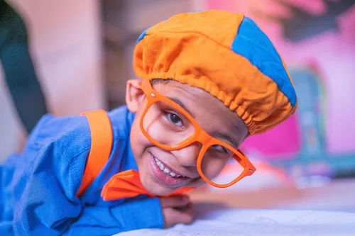 Vista 2 de Disfraz Blippi para niños Blippi disfraz de Halloween y más Incluye sombrero Blippi pajarita tirantes y gafas Blippi Deja que tus hijos se vistan