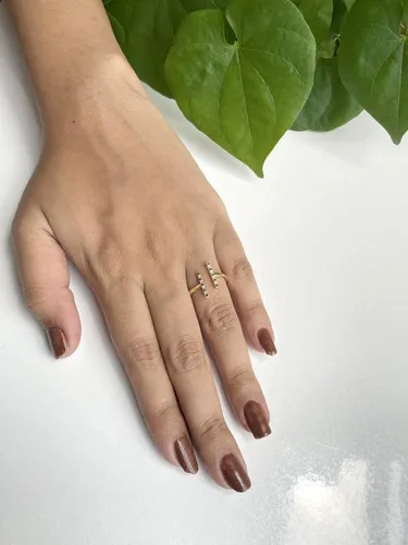Vista 2 de Anillo de barra abierta de zafiro azul y diamante blanco alternativo para mujer, anillo de barra abierta de zafiro azul con acabado de oro de 14