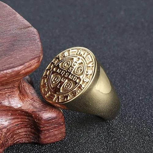 Vista 5 de pickyegg.com Anillo de medalla de exorcismo católico de San Benito, protección de demonios de acero inoxidable y oro