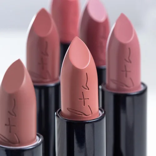 Vista 6 de Lune+Aster Lápiz labial PowerLips: formulado con aceite nutritivo de jojoba, vitamina E y aceite de semilla de girasol, la textura cremosa y ligera