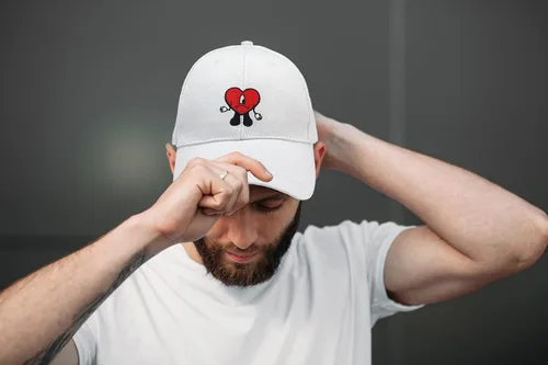 Vista 3 de Gorro de béisbol de algodón con diseño de conejo de Bad Rabbit Reggaeton Happy Easter unisex bordado ajustable