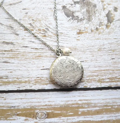 Vista 4 de Regalo de recuerdo para suegra, matrimonio nos hizo familia, pero el amor te hizo mi mamá, collar largo con medallón para madre del novio, regalo