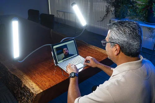 Vista 7 de Fotodiox Selfie Starlite Stix TT - Kit de monitor de luz de 95 Vlog de mesa, luces LED bicolor regulables con brazos de 37.4 in