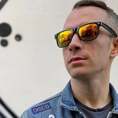 Vista 3 de SUNOVELTIES Gafas de sol de color neón clásicas a granel, lentes espejadas para hombresmujeres, gafas de cumpleaños, playa, piscina, fiestas