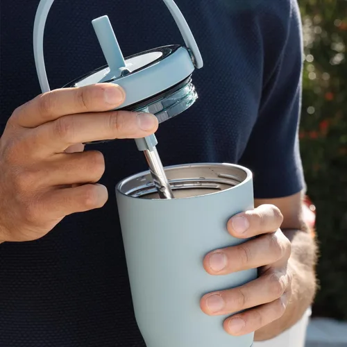 Vista 7 de BrüMate Resa - Vaso de viaje 100% a prueba de fugas de 25 onzas con asa y pajilla, popote SoftSip flexible, funda de silicona para mayor