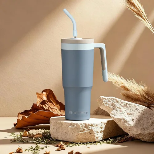 Vista 6 de Botella de agua aislada de 40 onzas con asa, taza de viaje de acero inoxidable al vacío de doble pared, infusor de frutas, mango de silicona