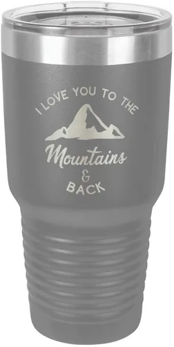 Vista 12 de Vaso negro de 30 onzas con popote y tapa superior deslizante con texto en inglés "I love you to the mountains and back", color negro