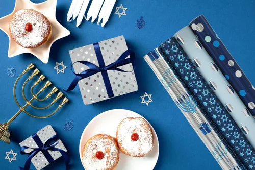 Vista 3 de The Dreidel Company Paquete de 4 Papel de Regalo con Diseño Temático de Hanukkah, Rollo de Chanukah de 17.5" X 180" (15 Pies) Pulgadas Hoja Papel