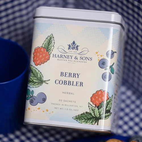 Vista 3 de Harney & Sons Berry Cobbler Rooibos Tea, 20 sobres en lata Té de hierbas Rooibos con sabores de arándanos, frambuesa, vainilla y canela.