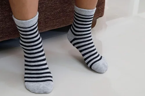 Vista 4 de RATIVE - Calcetines antideslizantes con agarres para bebé, bebés, niños pequeños, niños y niños