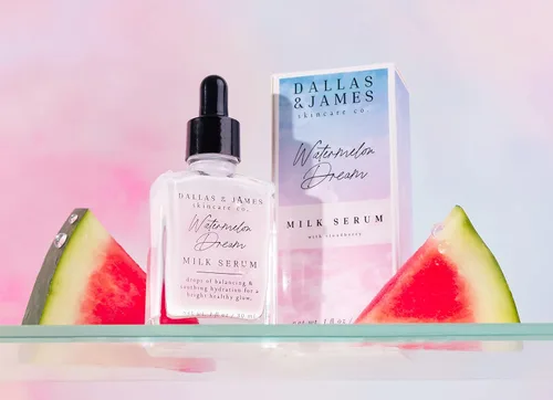 Vista 2 de Dallas & James Skincare Co. - Suero de leche de ensueño de sandía con mora, suero hidratante/suero calmante - con ácido hialurónico, aloe y pepino