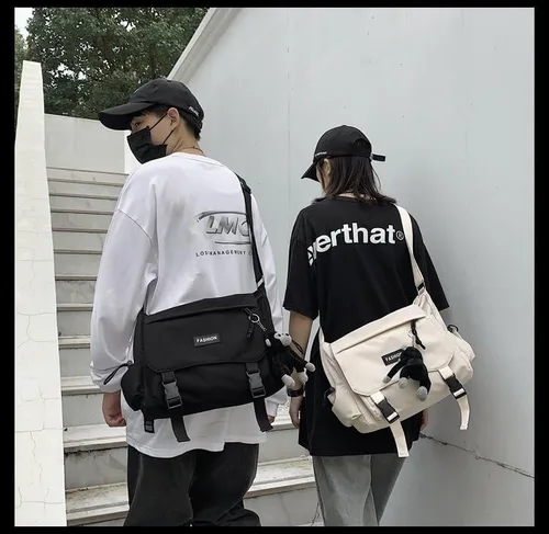Vista 2 de Inshere Bolso cruzado estético con bonitos pines y adornos, bolsa de mensajero de nailon para el hombro, bolsa japonesa Kawaii para mujeres y hombres
