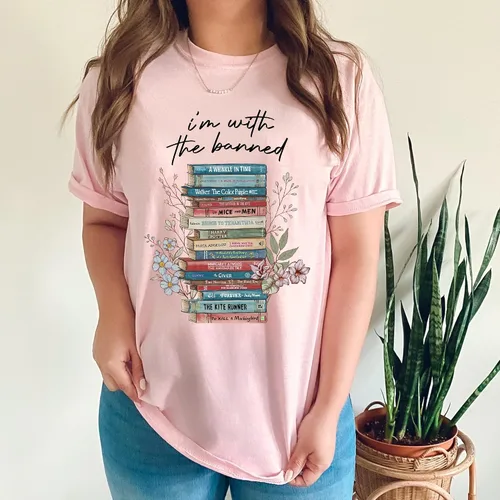 Vista 4 de I'm with The Banned Shirt - Camiseta de nerd de lectura con texto en inglés I'm with The Banned, Real