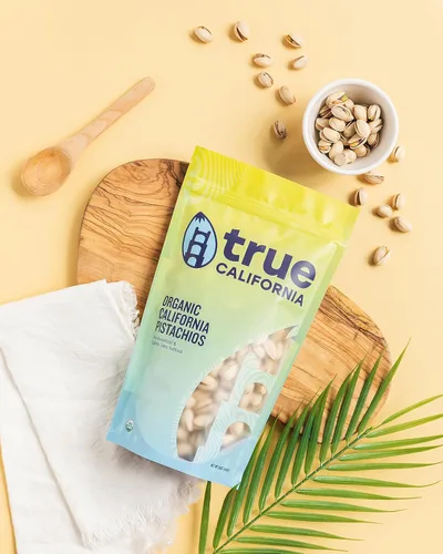 Vista 3 de True California Pistachos orgánicos secos tostados y ligeramente salados marinos (1 libra) en la cáscara - Snacks saludables, veganos y sin gluten