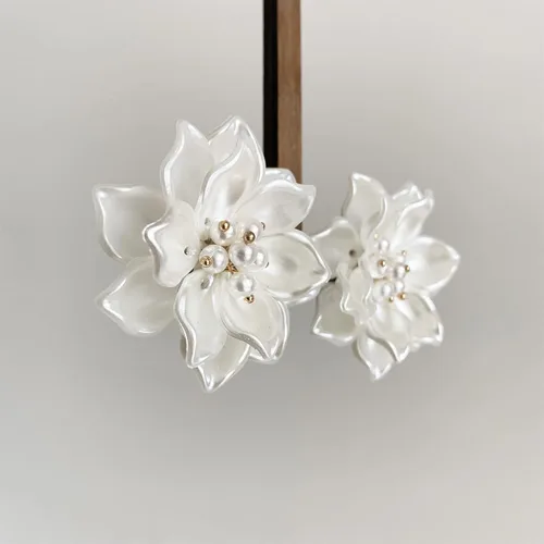Vista 8 de Aretes colgantes únicos hechos a mano con pétalos de flores de resina grandes bohemios con brote de estambre de cristal brillante para mujeres y mamá