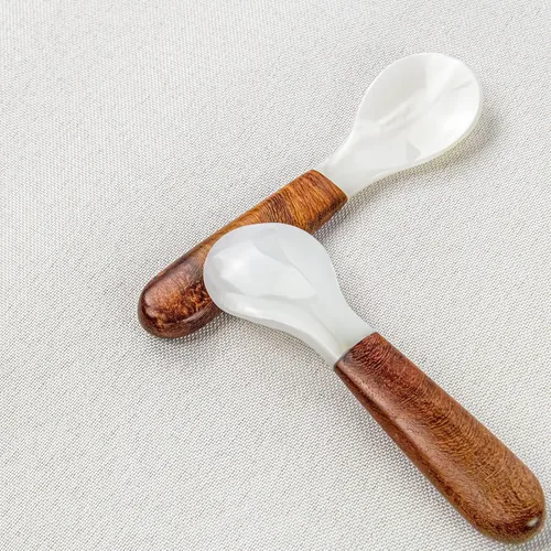 Vista 4 de DUEBEL Juego de 6 cucharas de caviar de mango de madera, cucharas de nácar de 4 pulgadas para servir caviar, servir huevos, deroración de catering