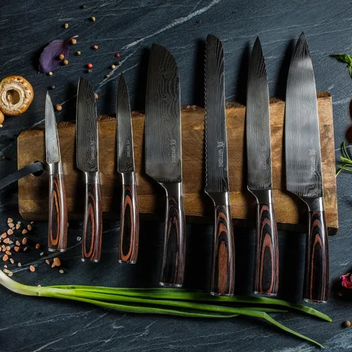 Vista 8 de Juego de cuchillos Yatoshi - Juego profesional de cuchillos de cocina ultraafilados de acero inoxidable de alto carbono con mango ergonómico.